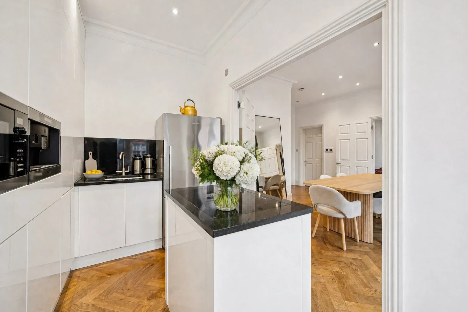 Flat South Audley Street in London