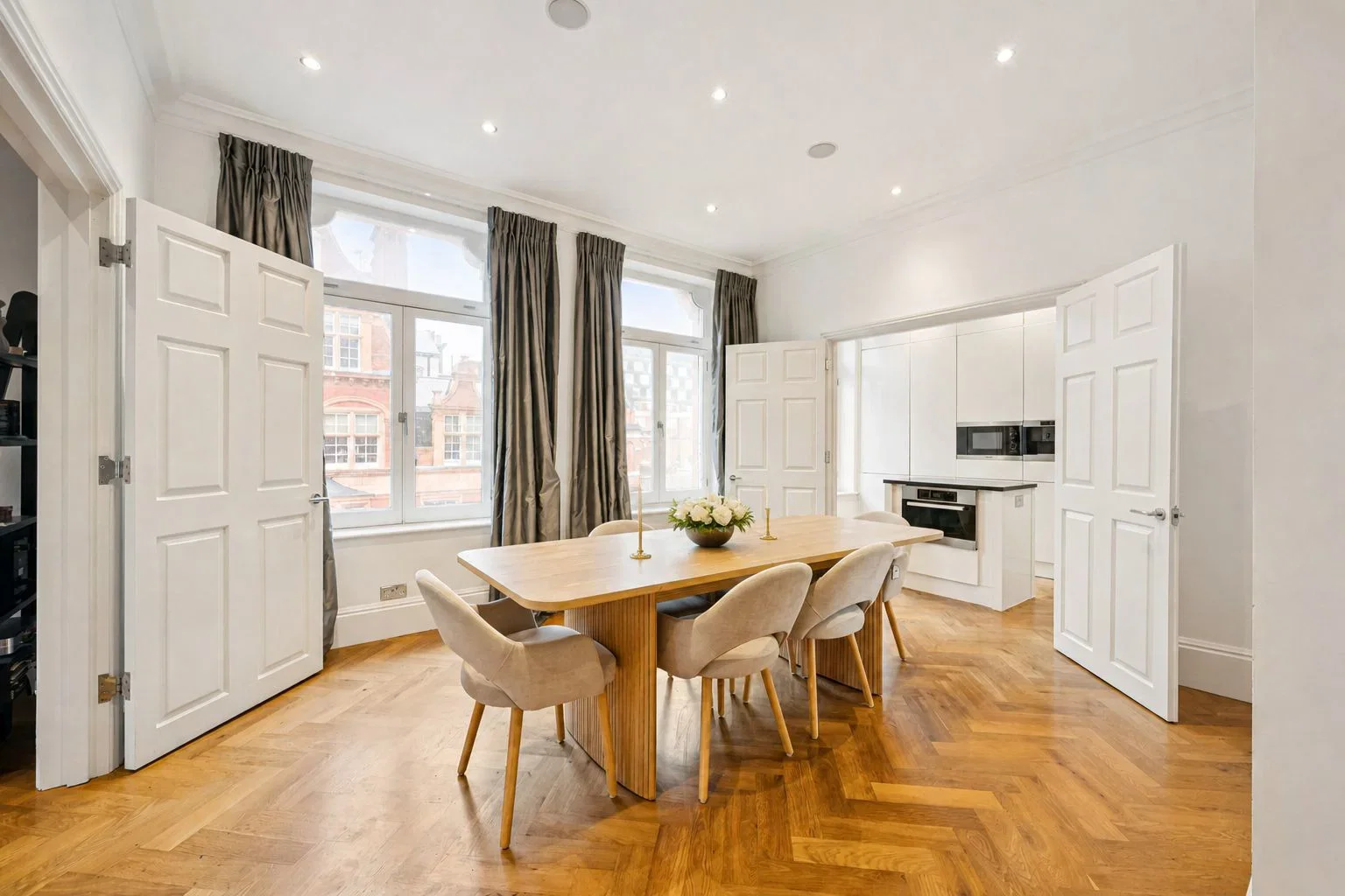 Flat South Audley Street in London