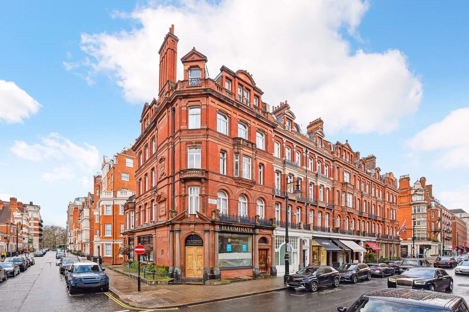 Flat South Audley Street in London