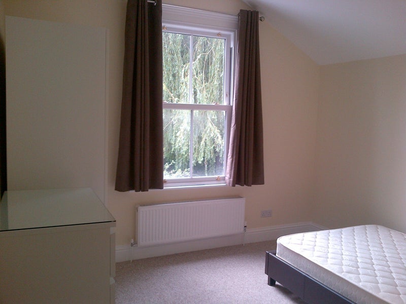 Room Hartfield Road in Greater London