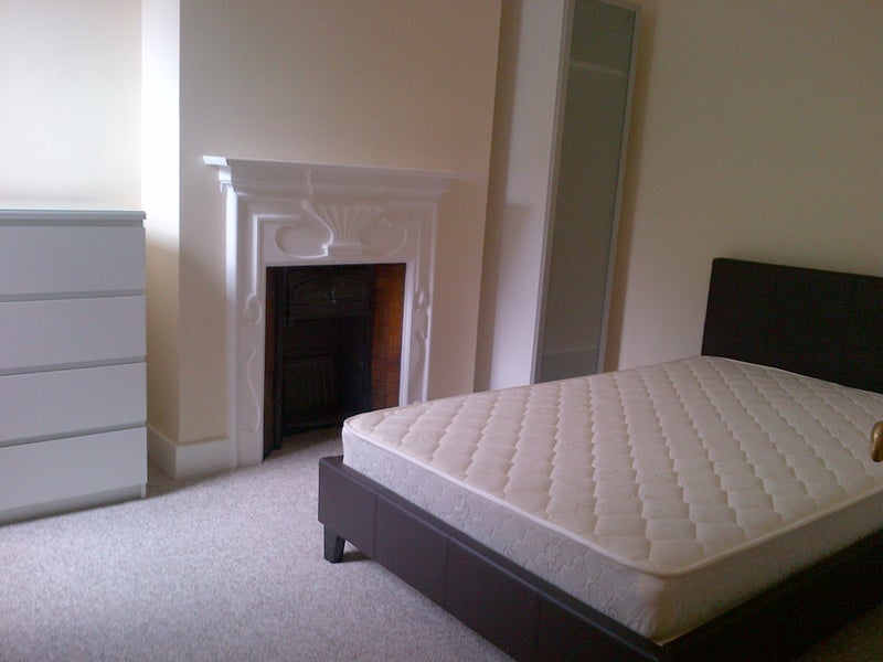 Room Hartfield Road in Greater London