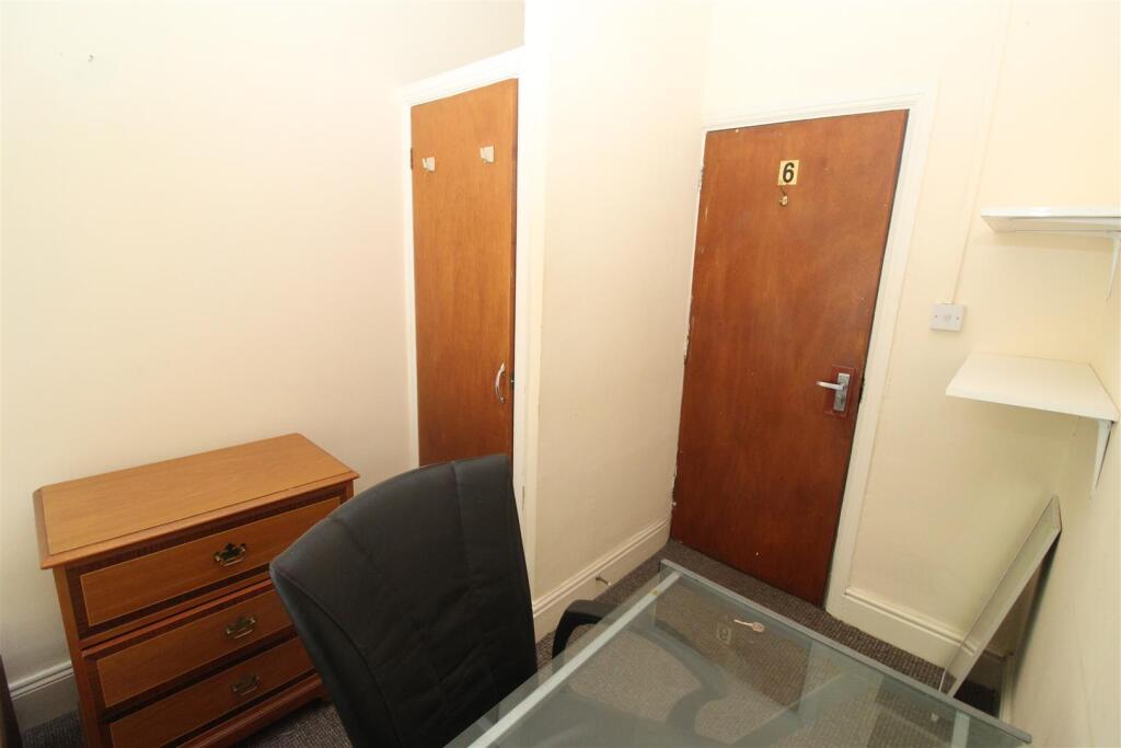Room Ruthin Gardens in Cardiff