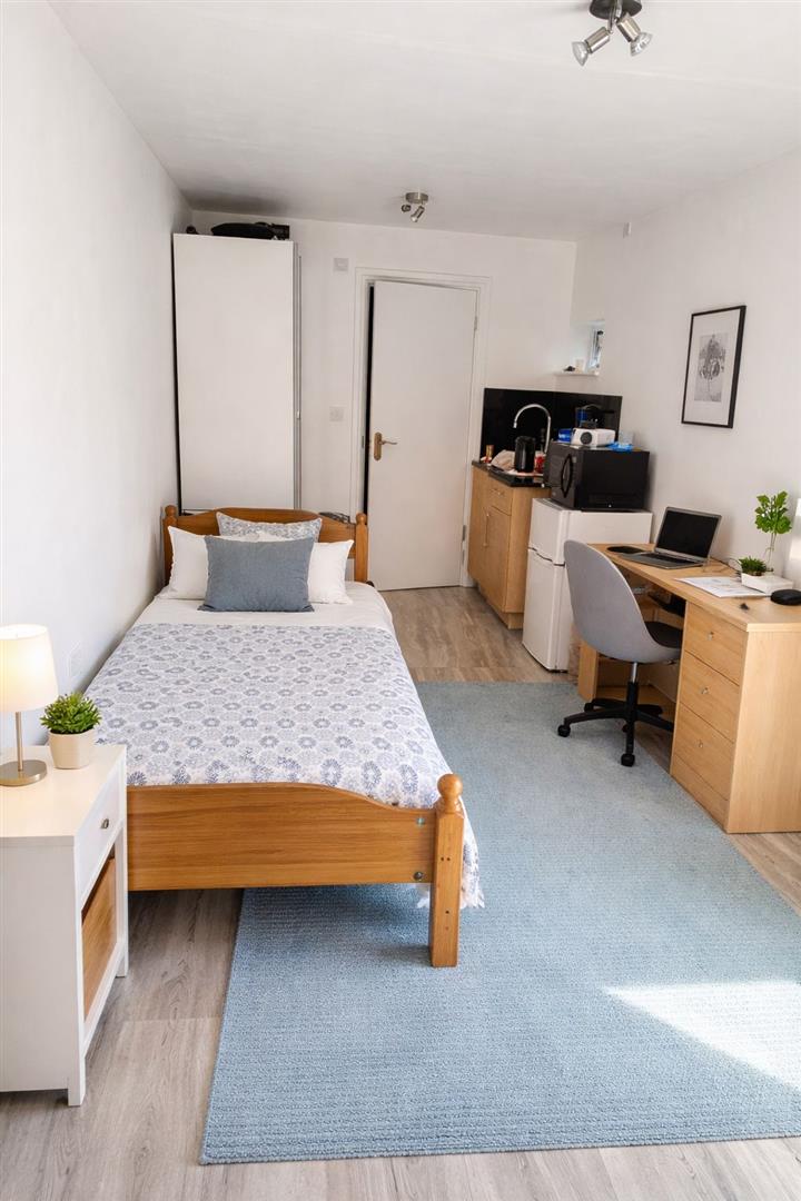 Room High Worple in Greater London