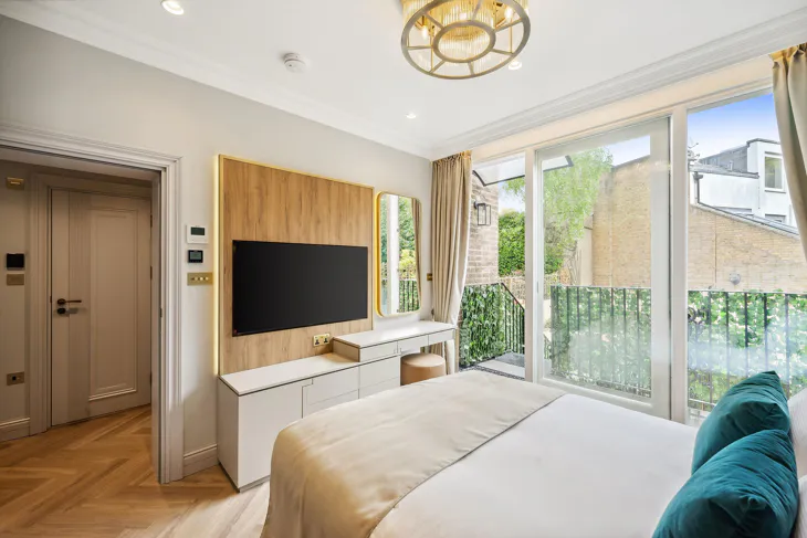 Flat Royal Crescent in Greater London