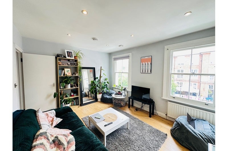 Flat Coverdale Road in Greater London