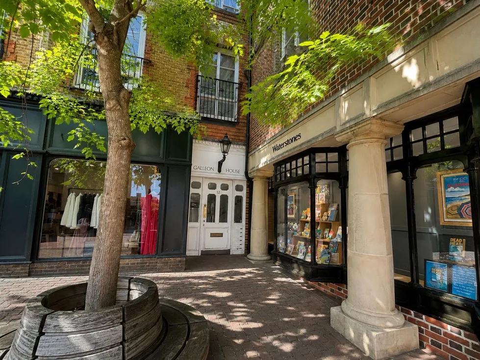 Flat Lion and Lamb Yard in Waverley