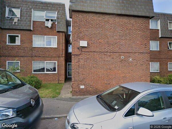 Flat Garden Court in Luton