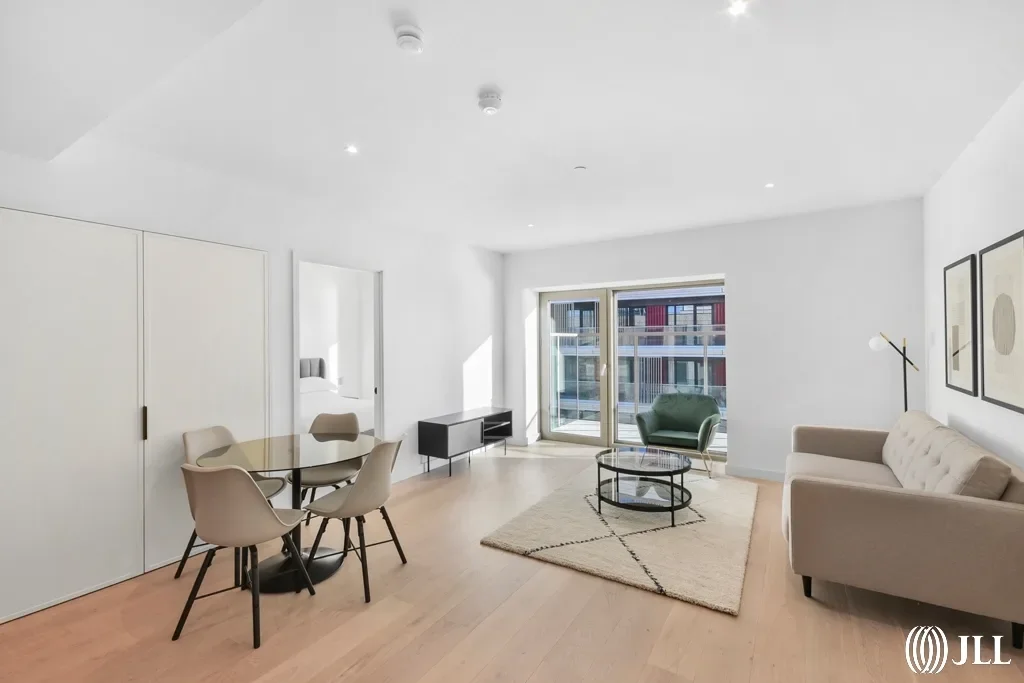 Flat Royal Crest Avenue in Greater London