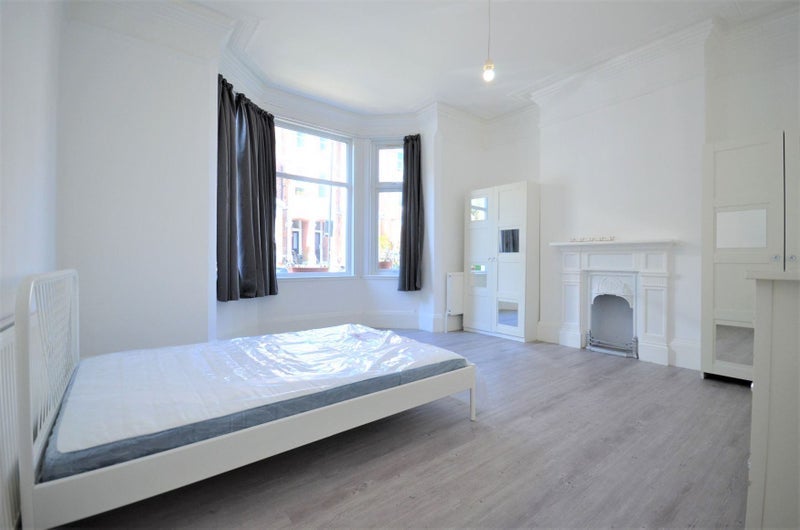 Room Ormiston Grove in Greater London