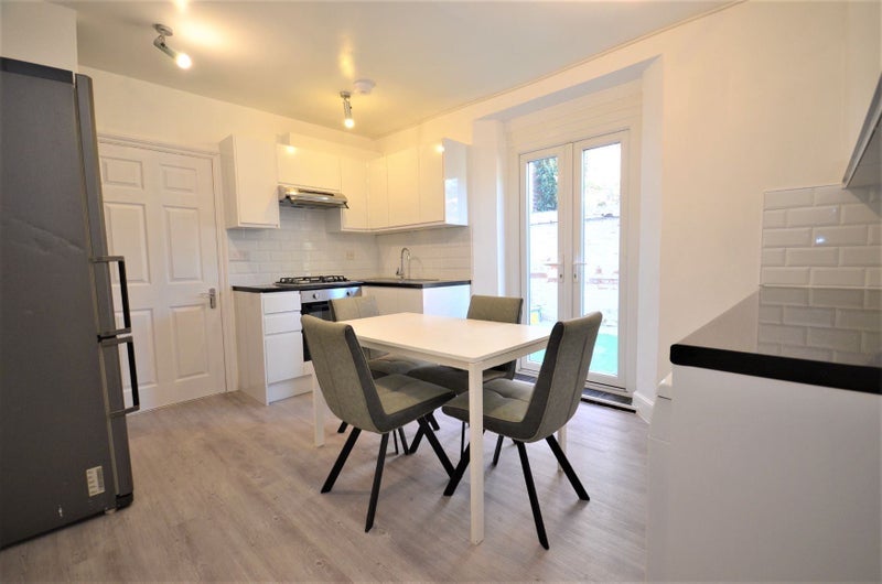 Room Ormiston Grove in Greater London