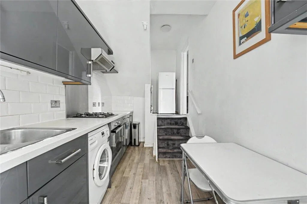 Flat Queens Avenue in Greater London