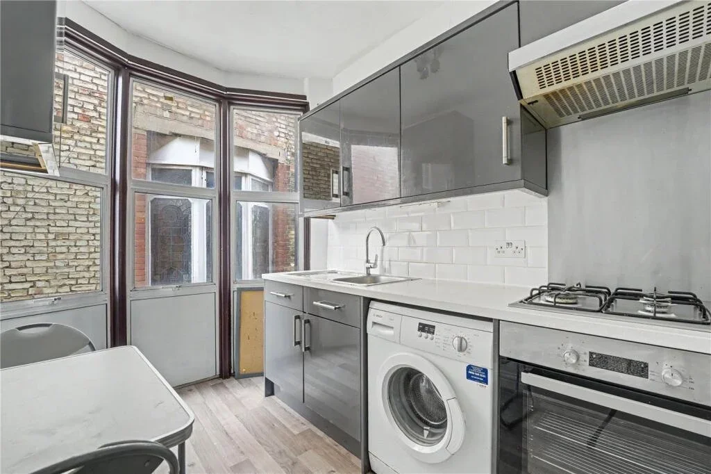 Flat Queens Avenue in Greater London