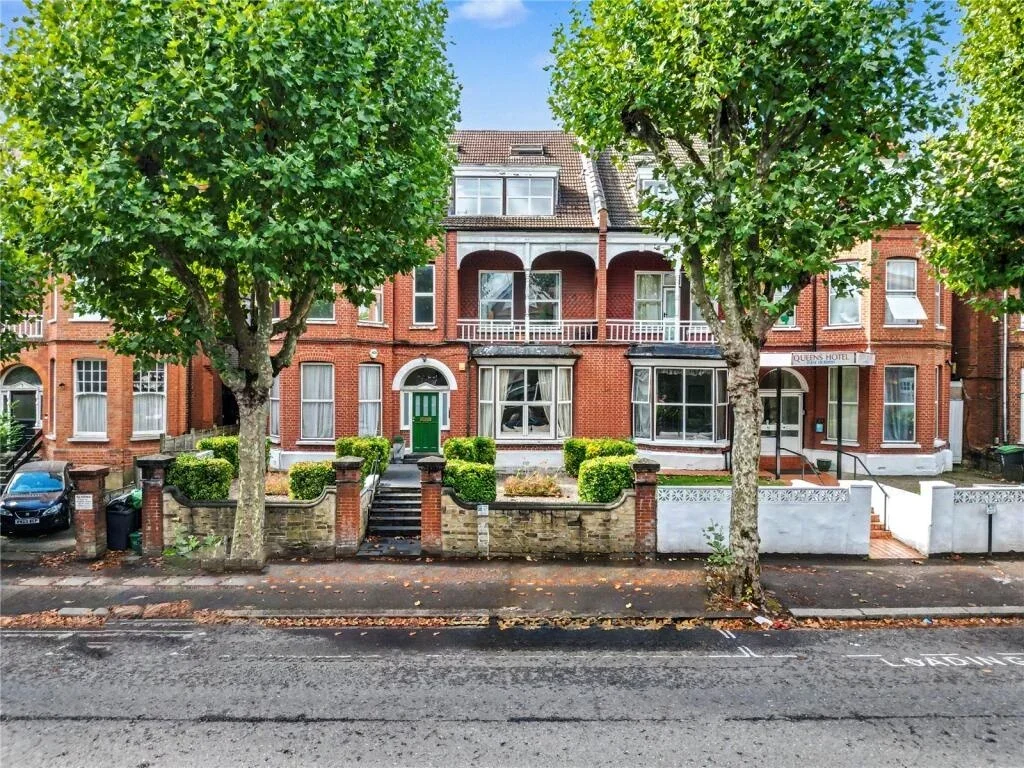 Flat Queens Avenue in Greater London