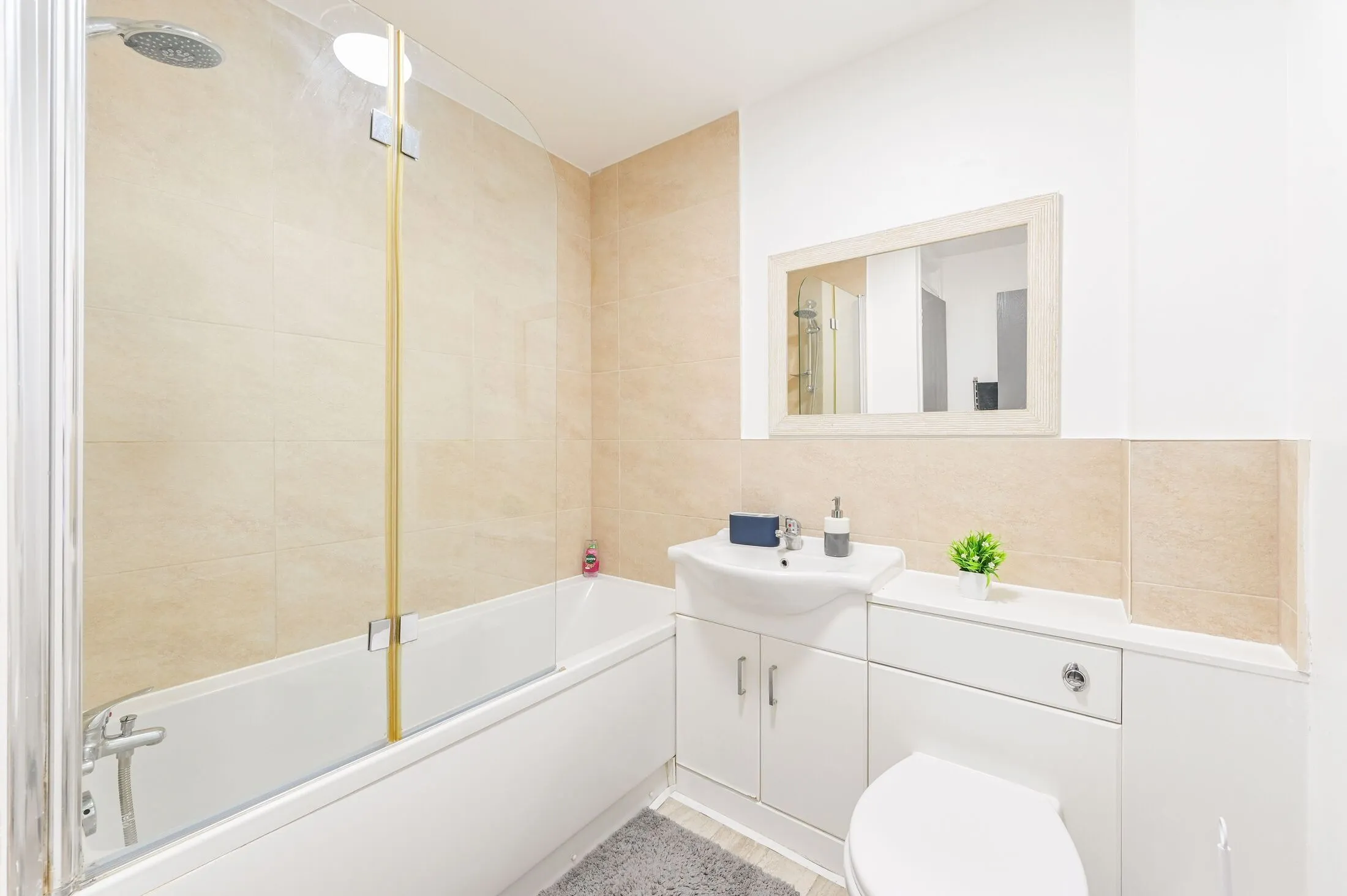 Flat Westferry Road in Greater London