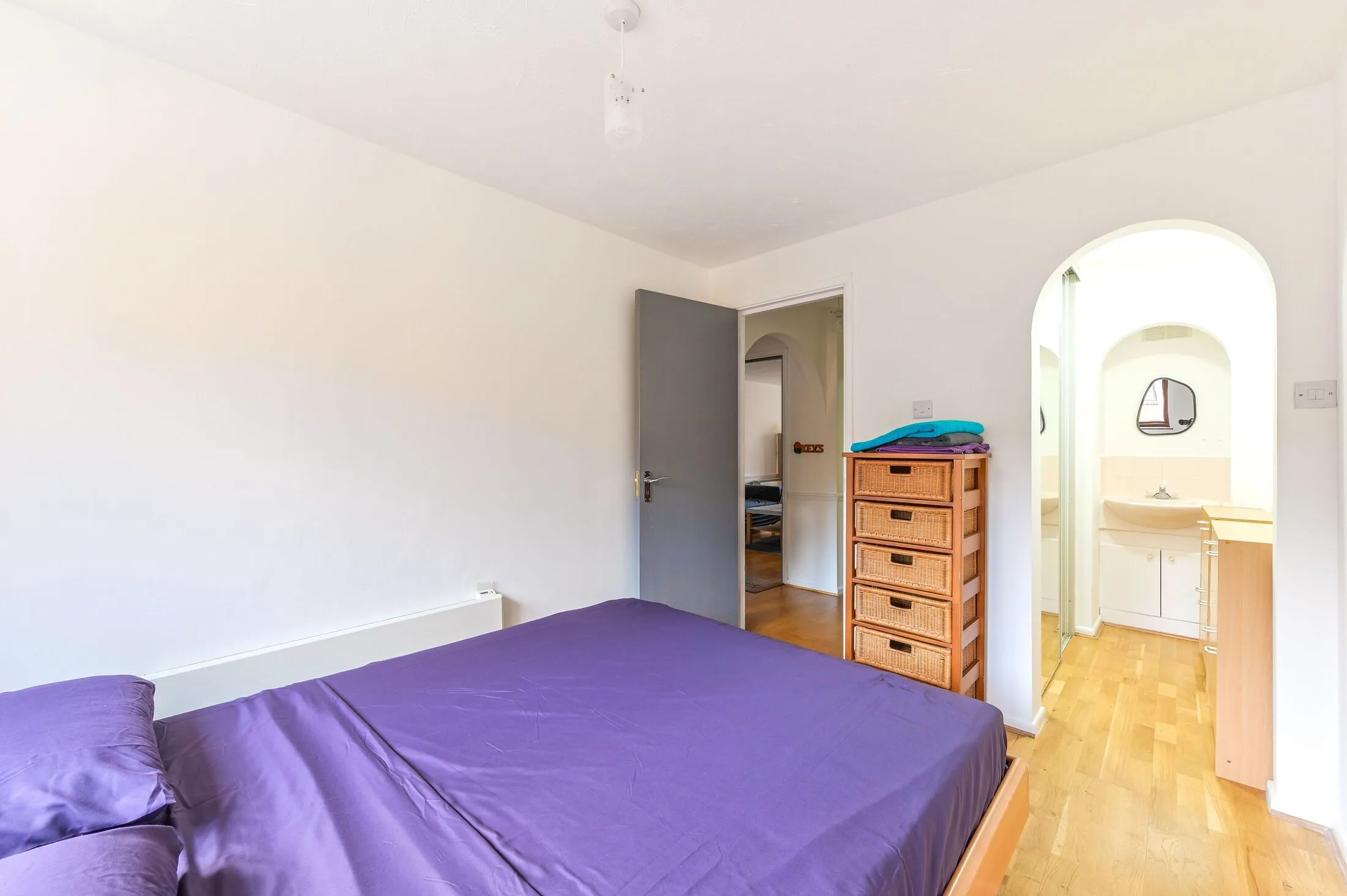 Flat Westferry Road in Greater London