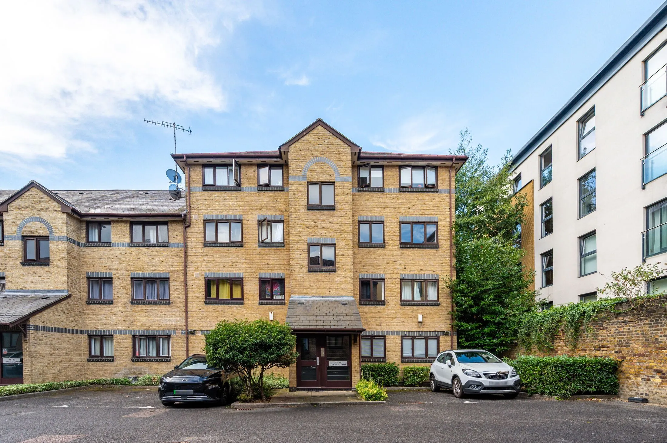 Flat Westferry Road in Greater London