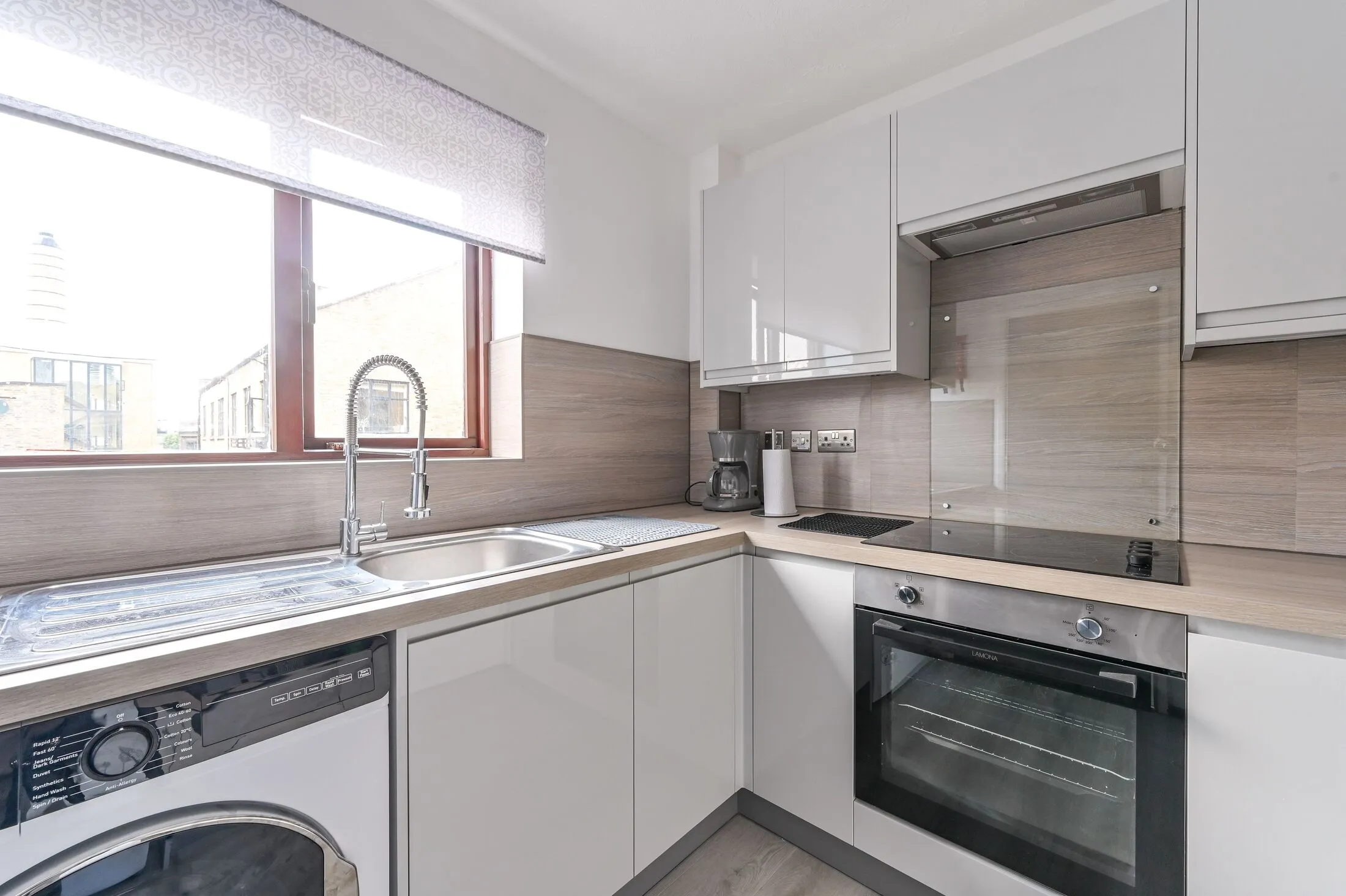 Flat Westferry Road in Greater London