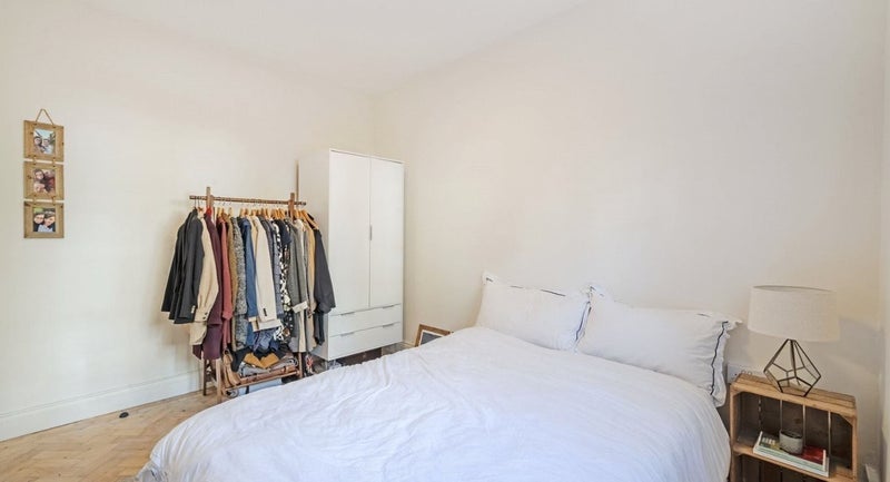 Room Dynham Road in Greater London