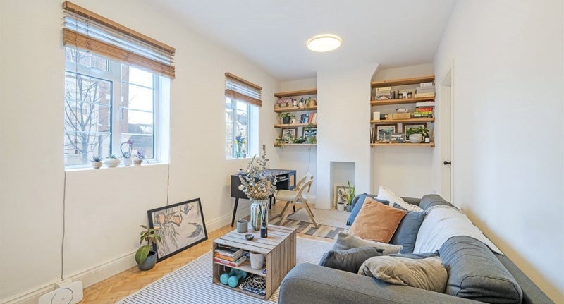 Room Dynham Road in Greater London
