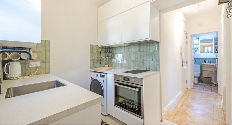 Room Dynham Road in Greater London
