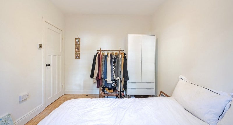 Room Dynham Road in Greater London