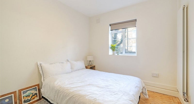 Room Dynham Road in Greater London