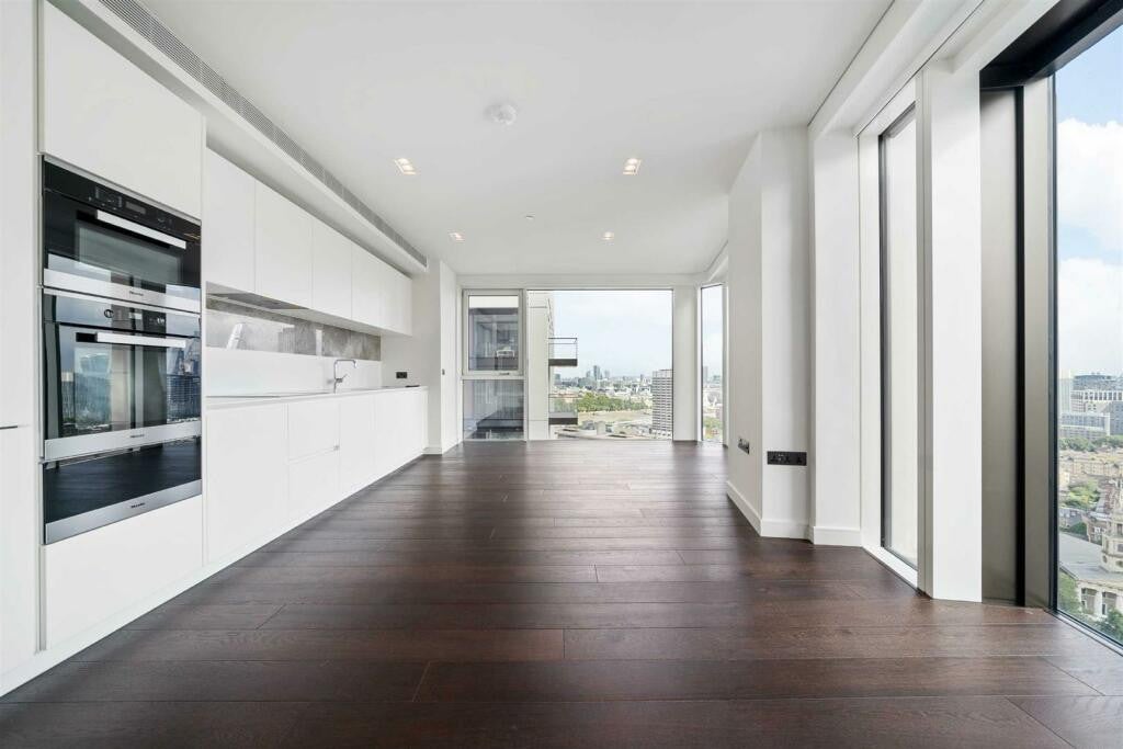 Flat Greenham Close in Greater London