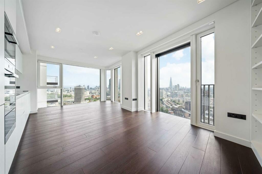 Flat Greenham Close in Greater London