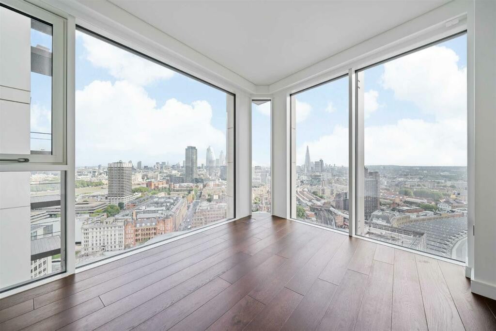 Flat Greenham Close in Greater London