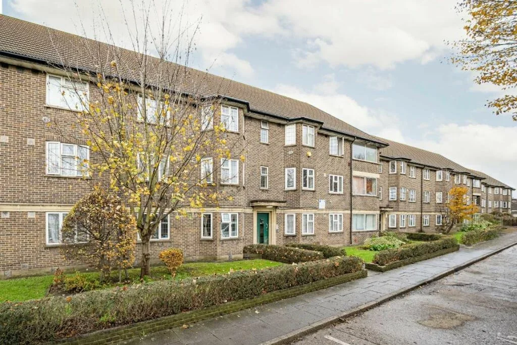 Flat Parklands Court in Greater London