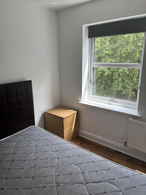 Room Blue Fox Close in Leicester