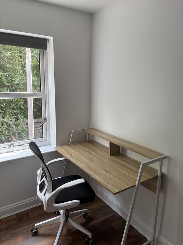 Room Blue Fox Close in Leicester