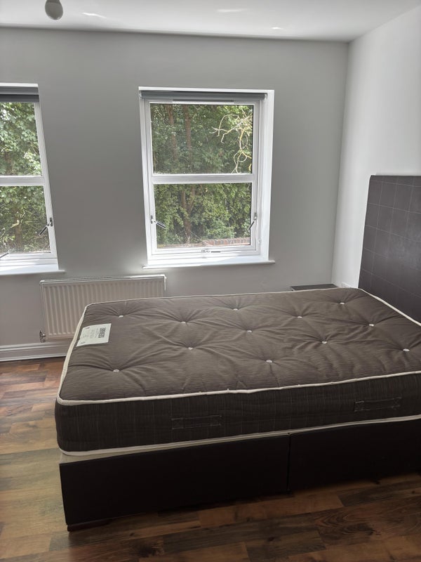 Room Blue Fox Close in Leicester