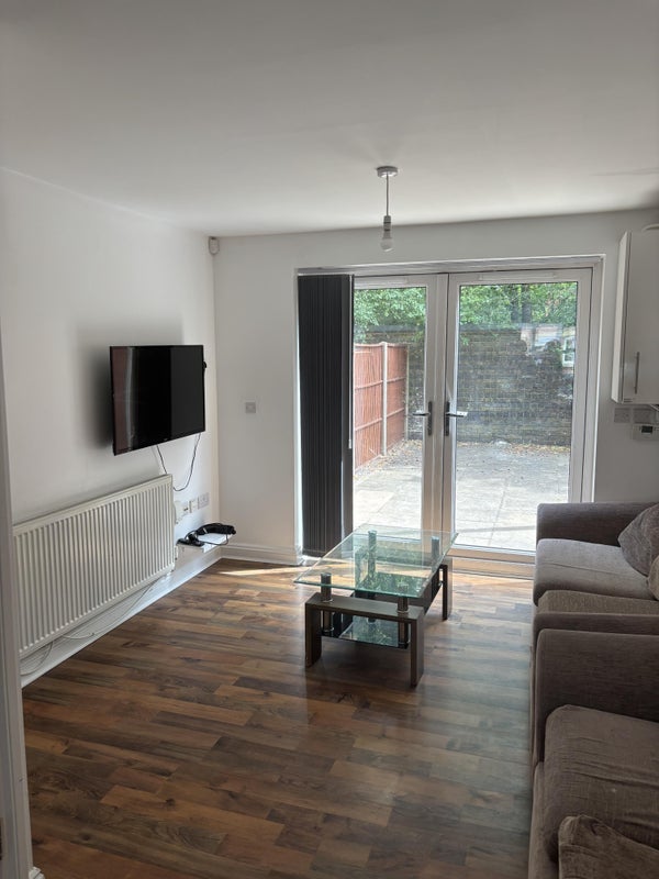 Room Blue Fox Close in Leicester