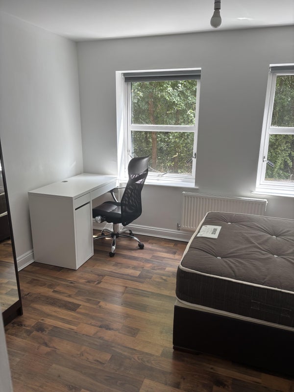 Room Blue Fox Close in Leicester