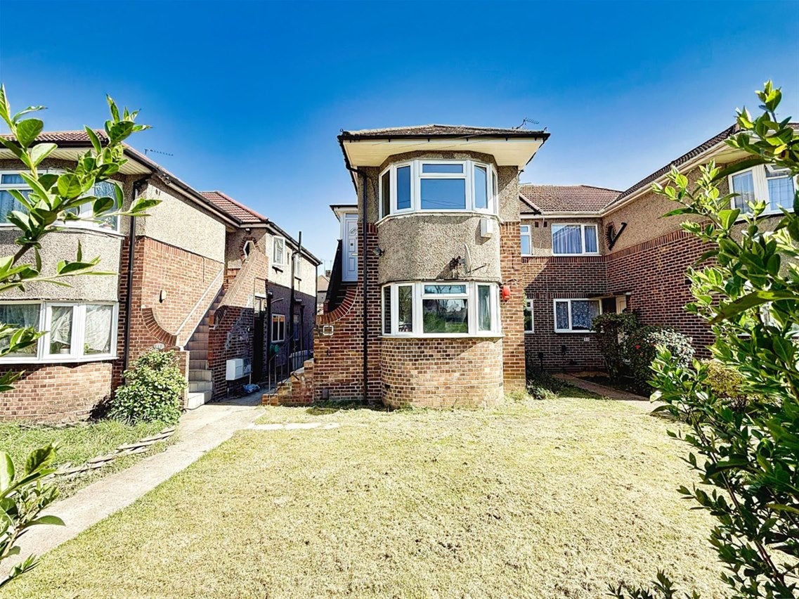 Flat Fernwood Avenue in Greater London