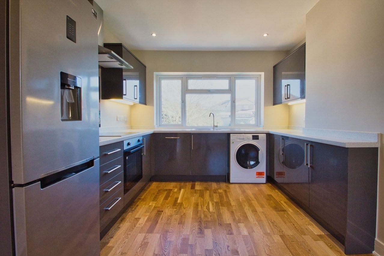 Flat Fernwood Avenue in Greater London