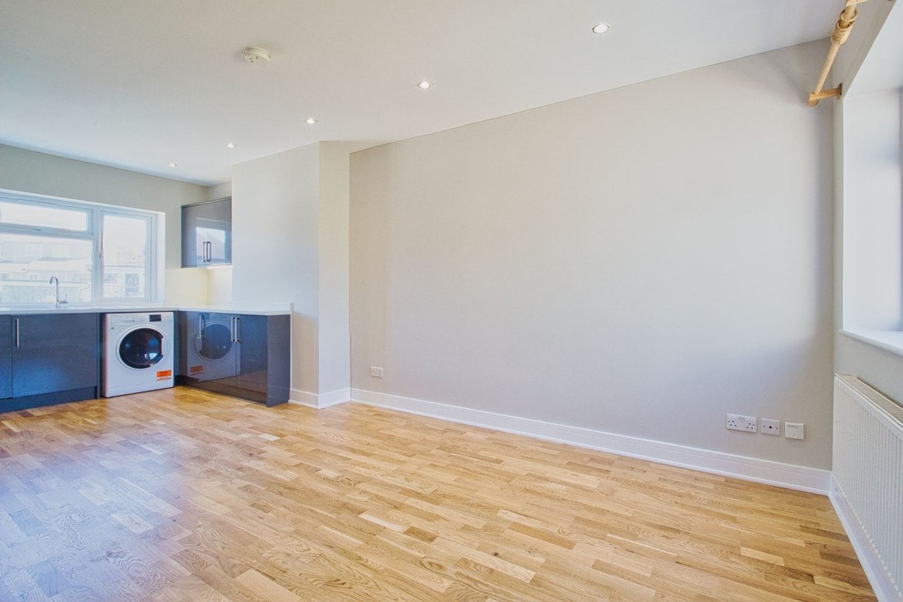 Flat Fernwood Avenue in Greater London