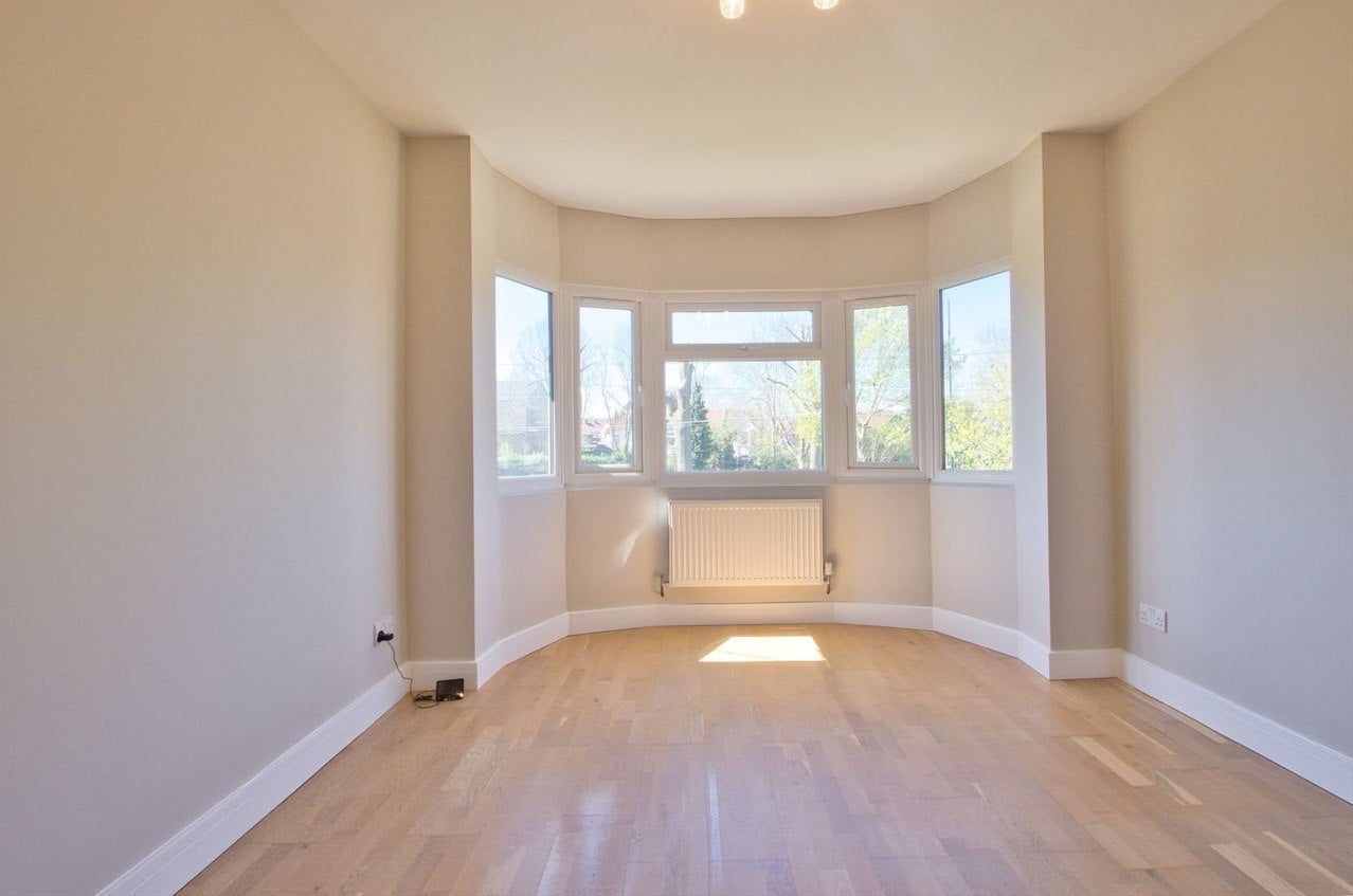 Flat Fernwood Avenue in Greater London