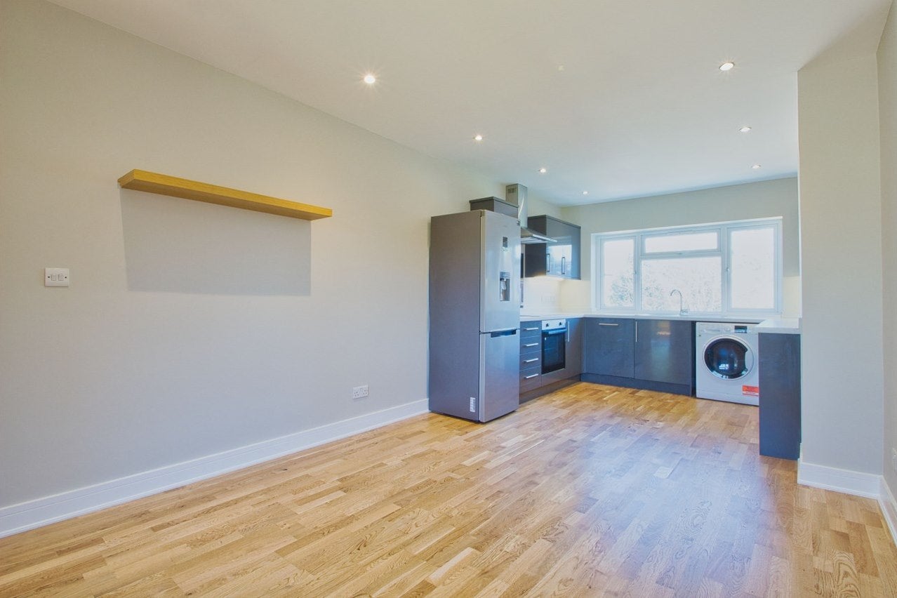 Flat Fernwood Avenue in Greater London