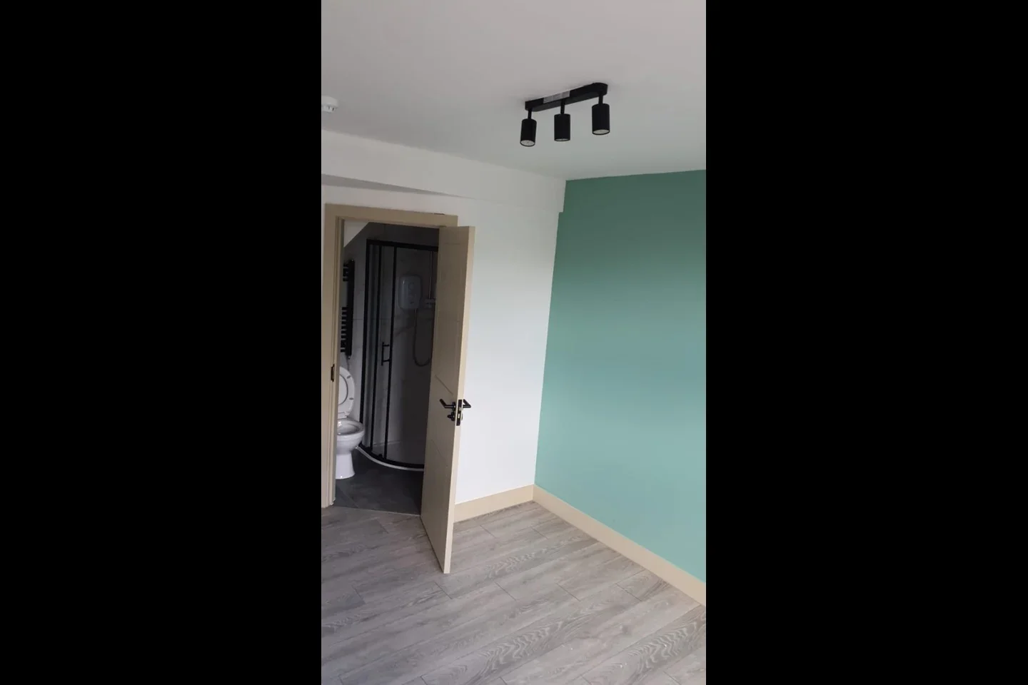 Room Longfellow Road in Greater London