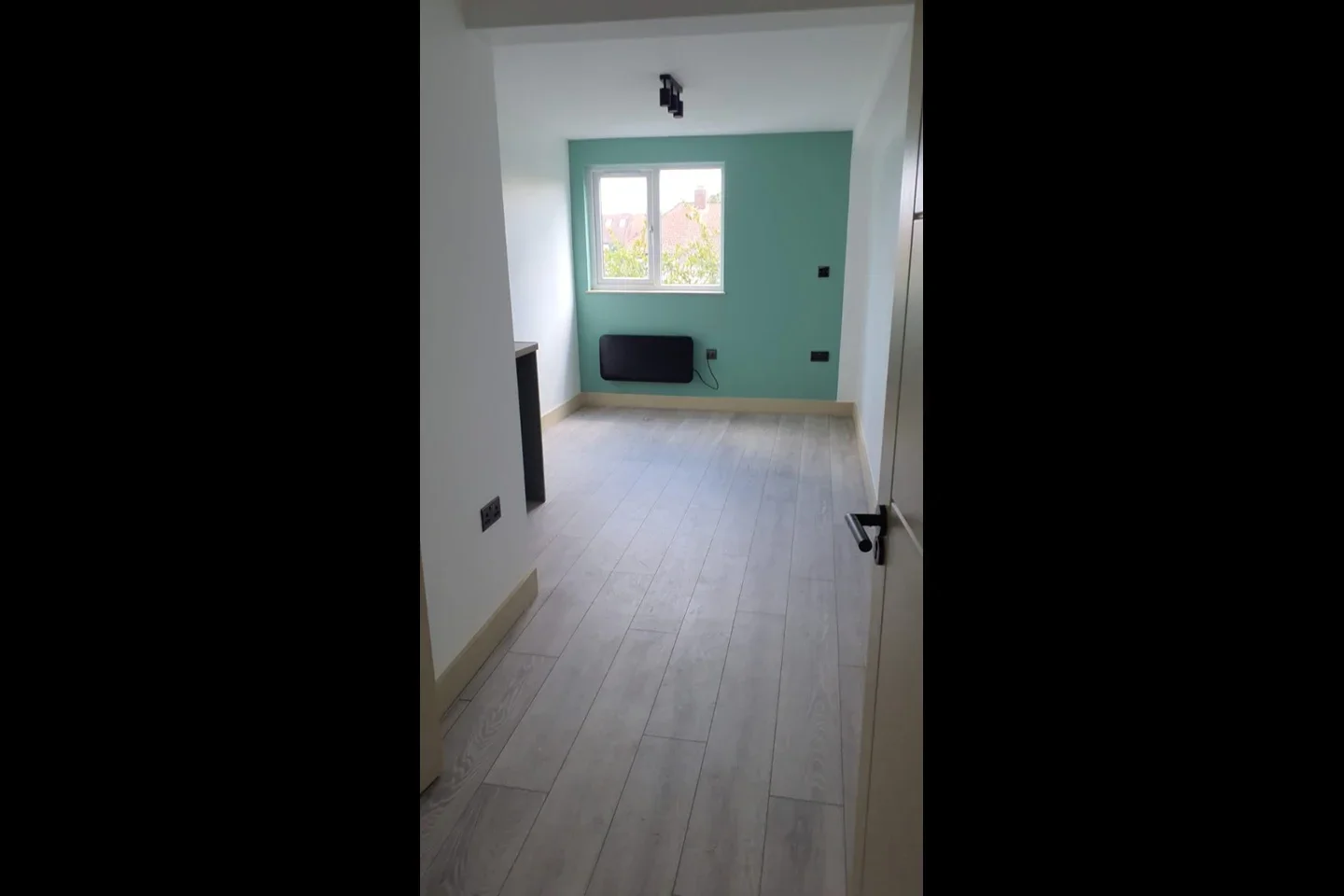 Room Longfellow Road in Greater London