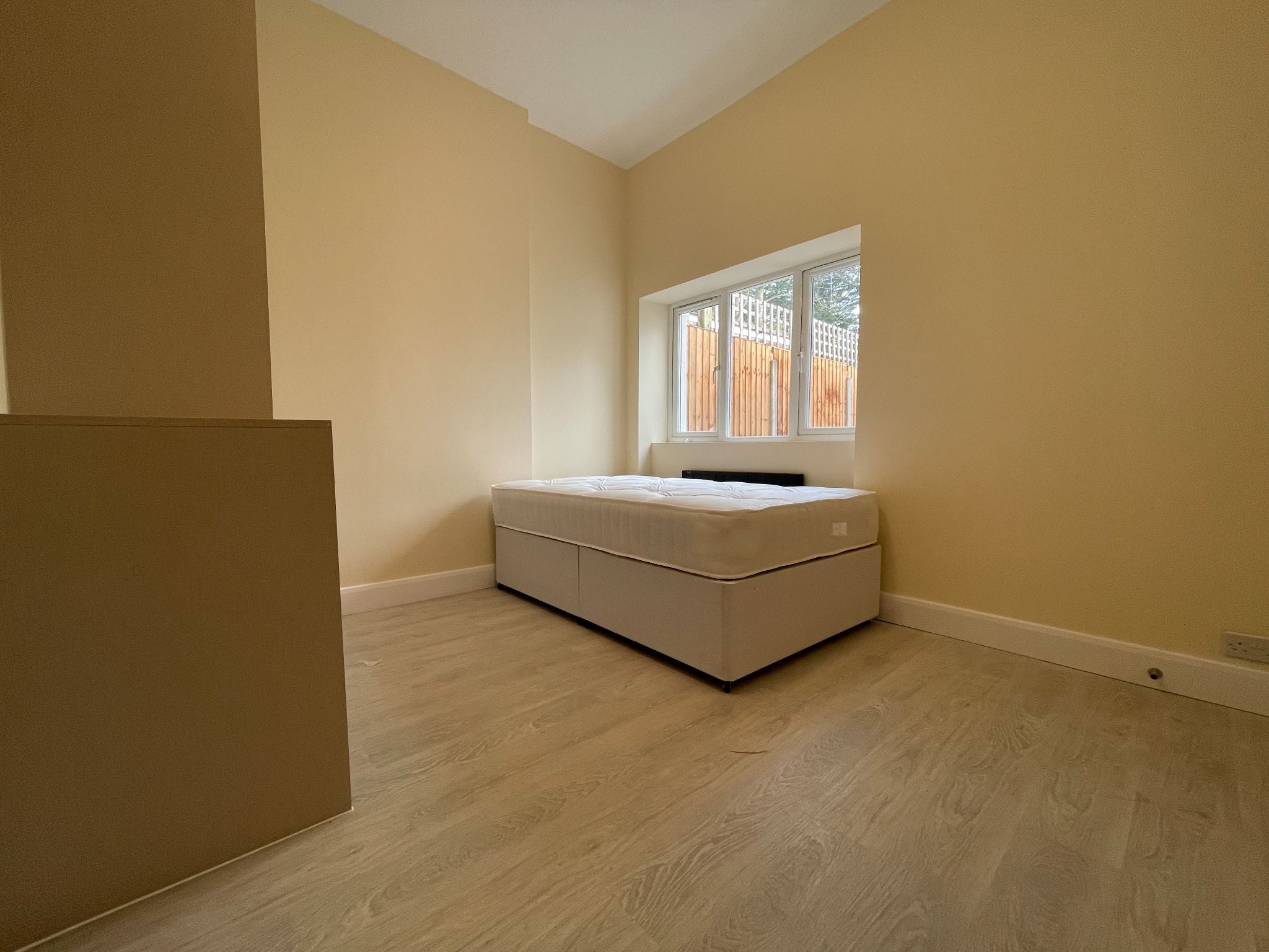 Flat Chichele Road in Greater London