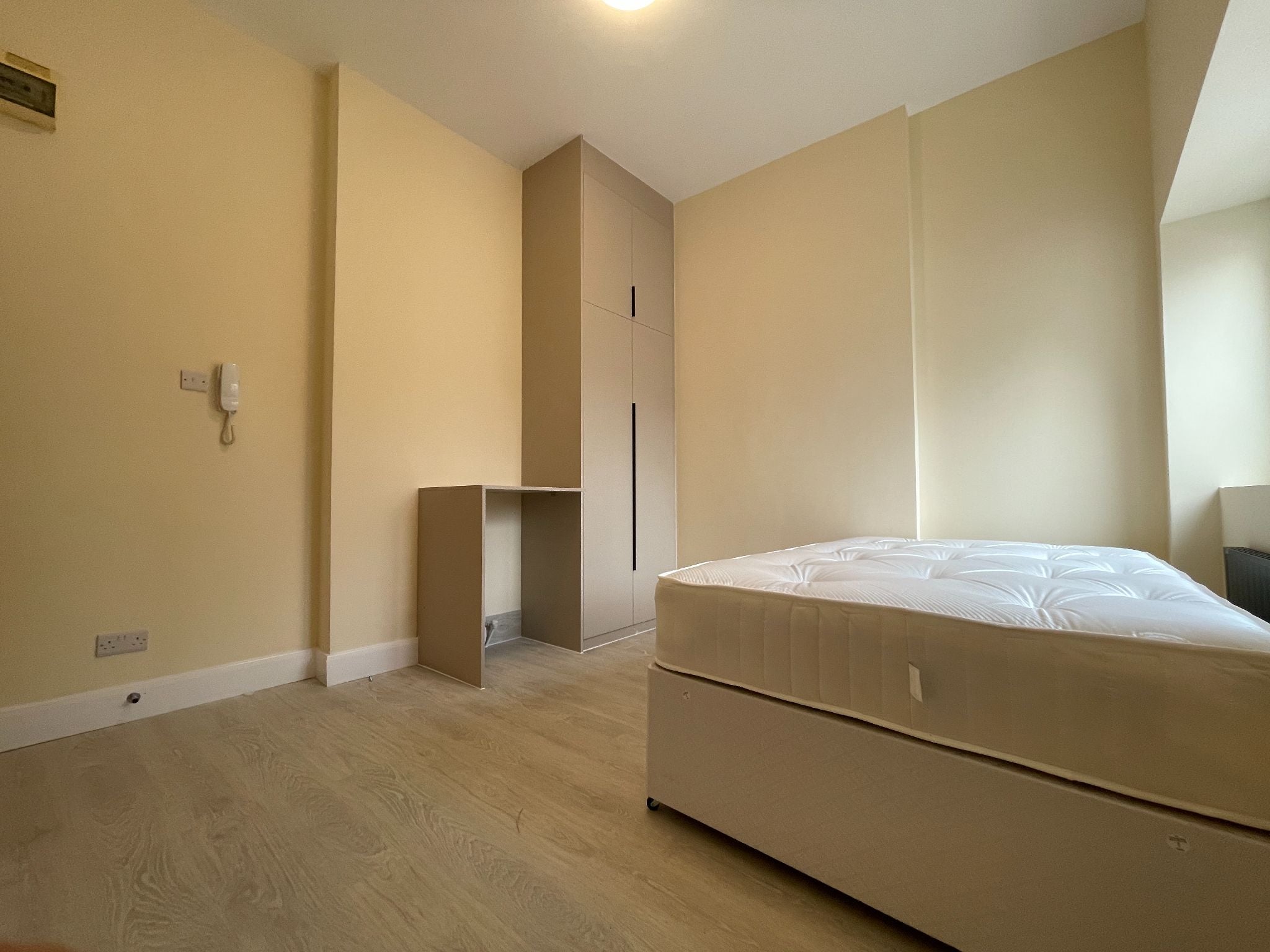 Flat Chichele Road in Greater London