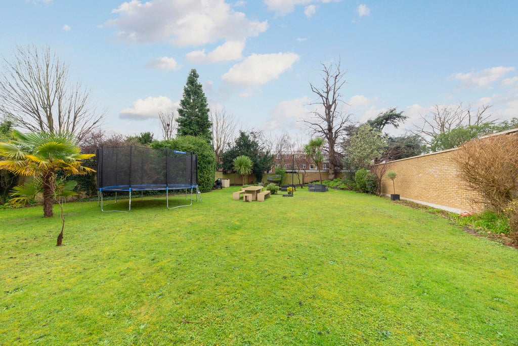 Flat Lauriston Road in Greater London
