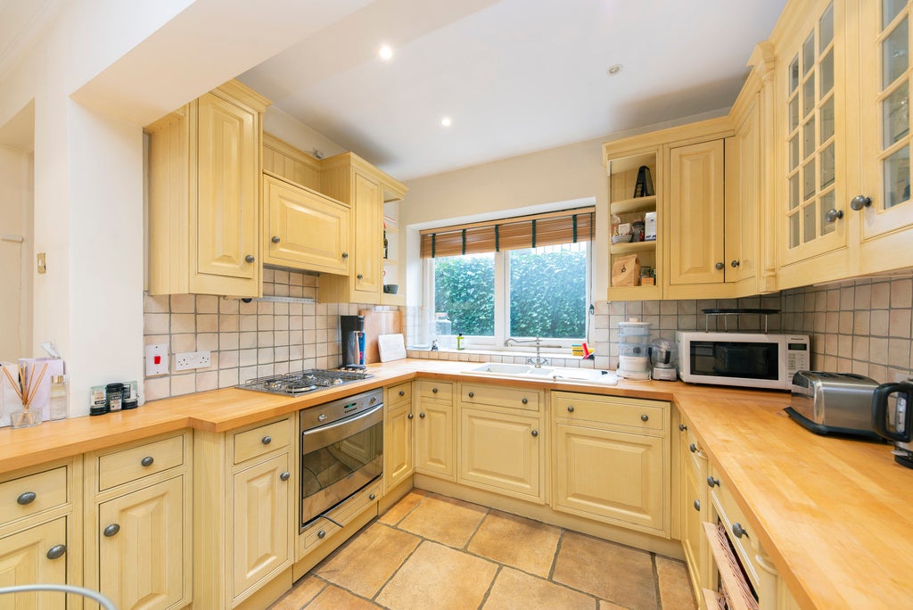 Flat Lauriston Road in Greater London