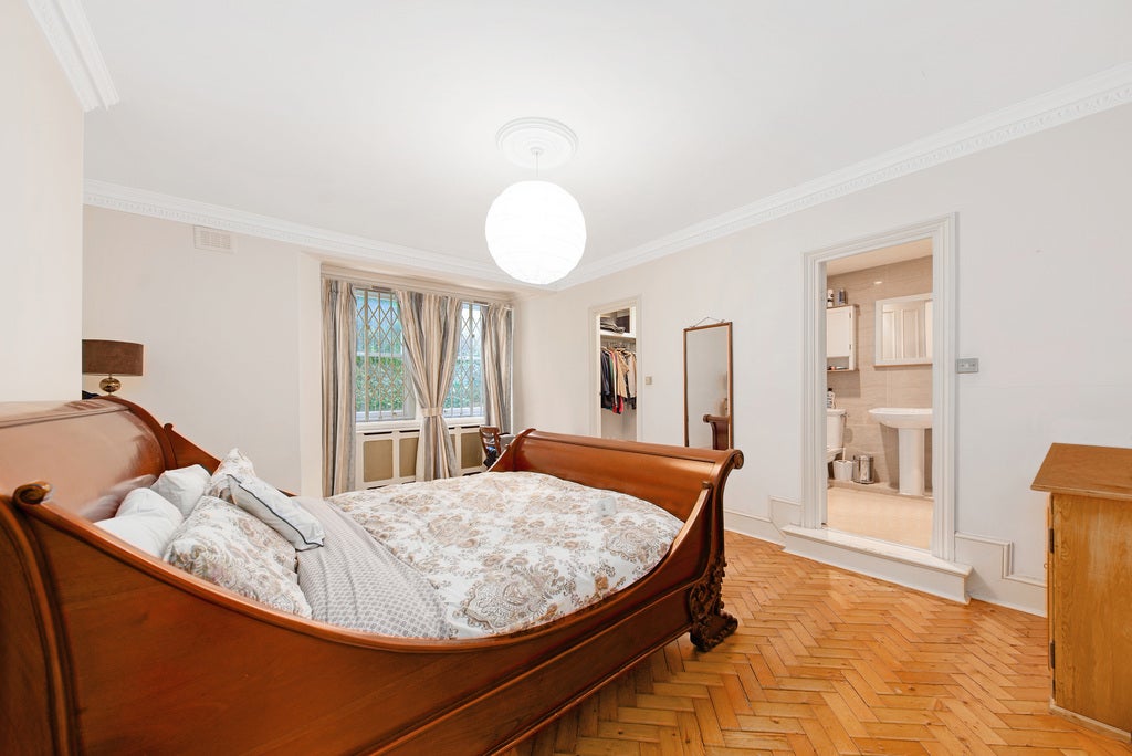 Flat Lauriston Road in Greater London