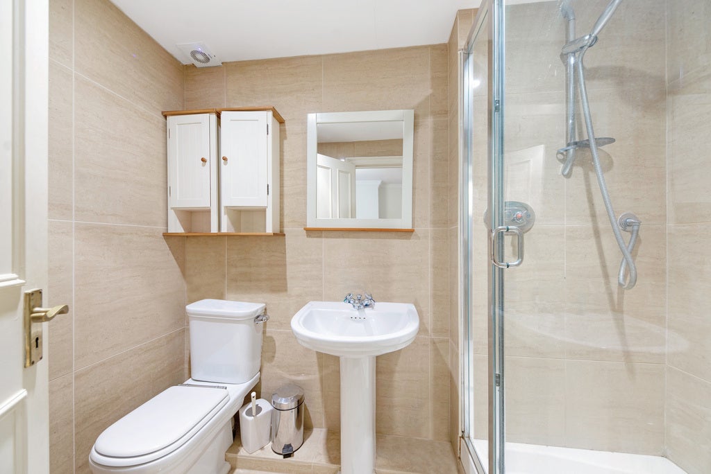 Flat Lauriston Road in Greater London