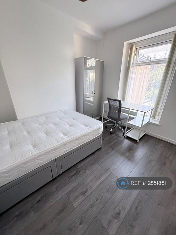 Room Oxford Street in Swansea