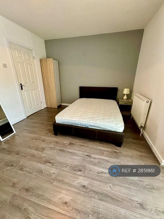Room Oxford Street in Swansea